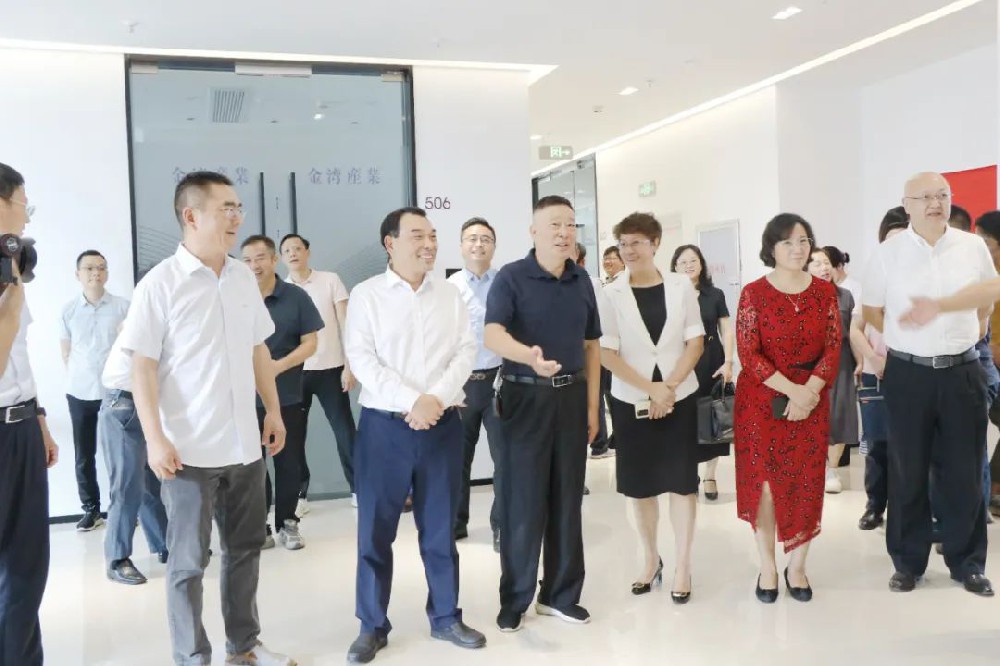 市委副書記、市委統(tǒng)戰(zhàn)部部長熊運浪出席贛州銀行和贛商聯(lián)合會戰(zhàn)略合作協(xié)議簽約儀式